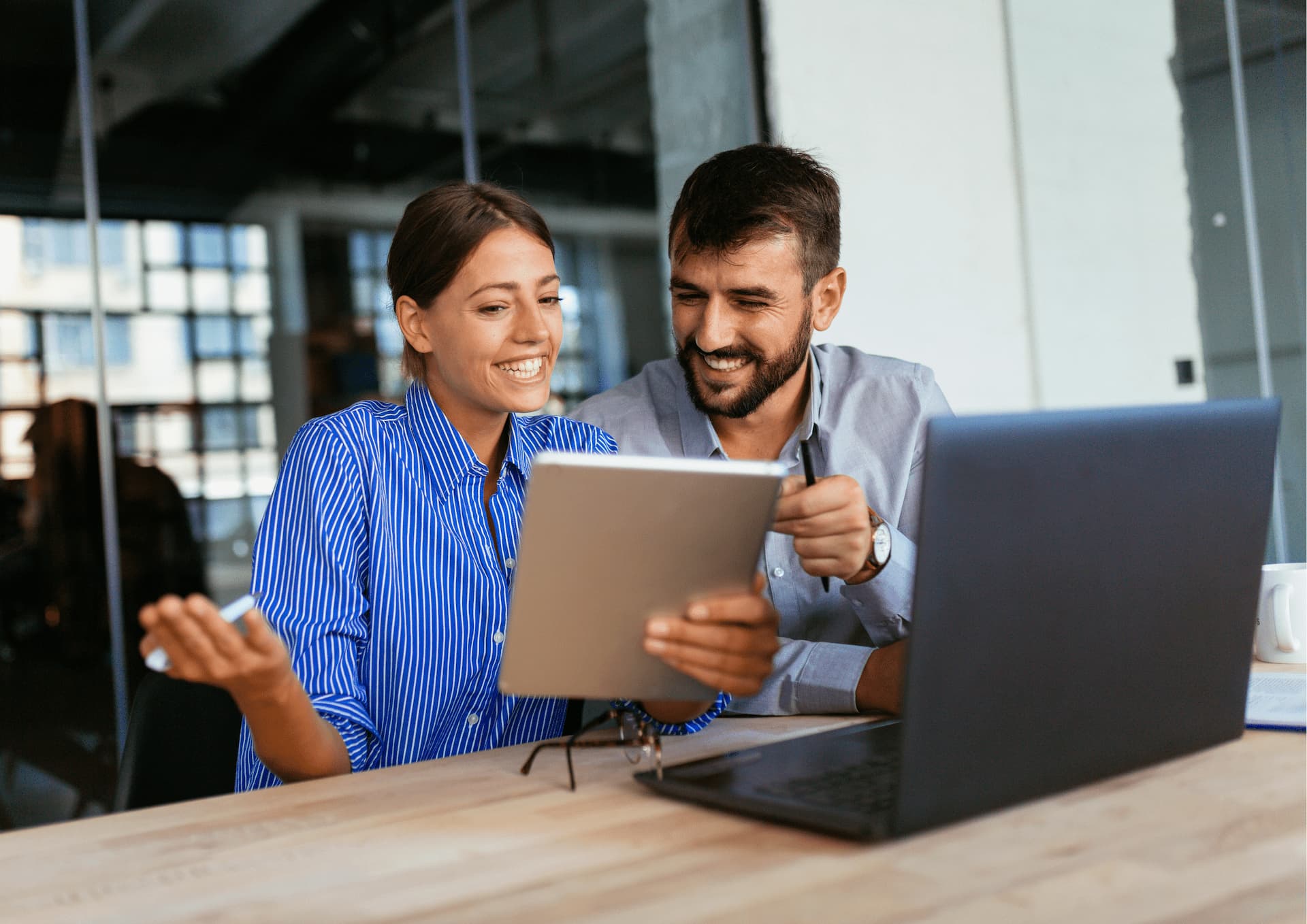 Equipo de consultores de Quality Solution Consulting trabajando en proyecto