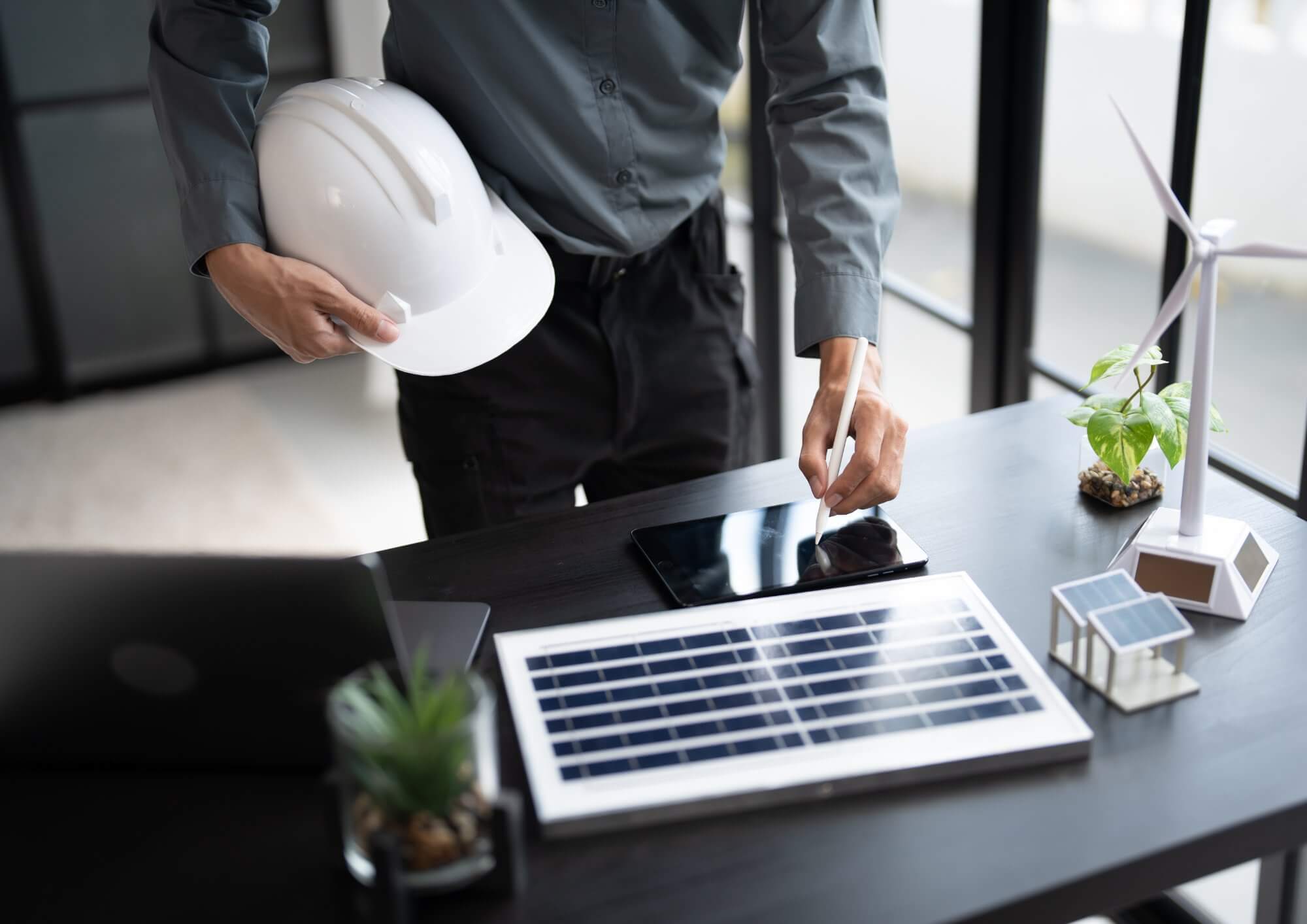 Profesional de ingeniería usando tablet