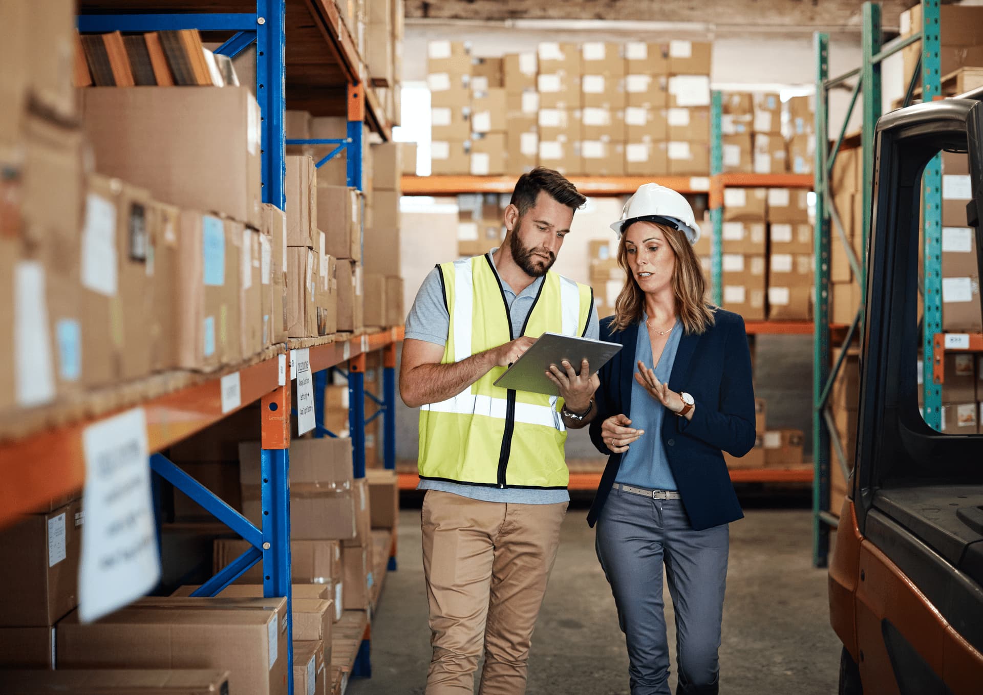 Nave de almacén automatizado con estanterías y operativa logística integrada con ERP