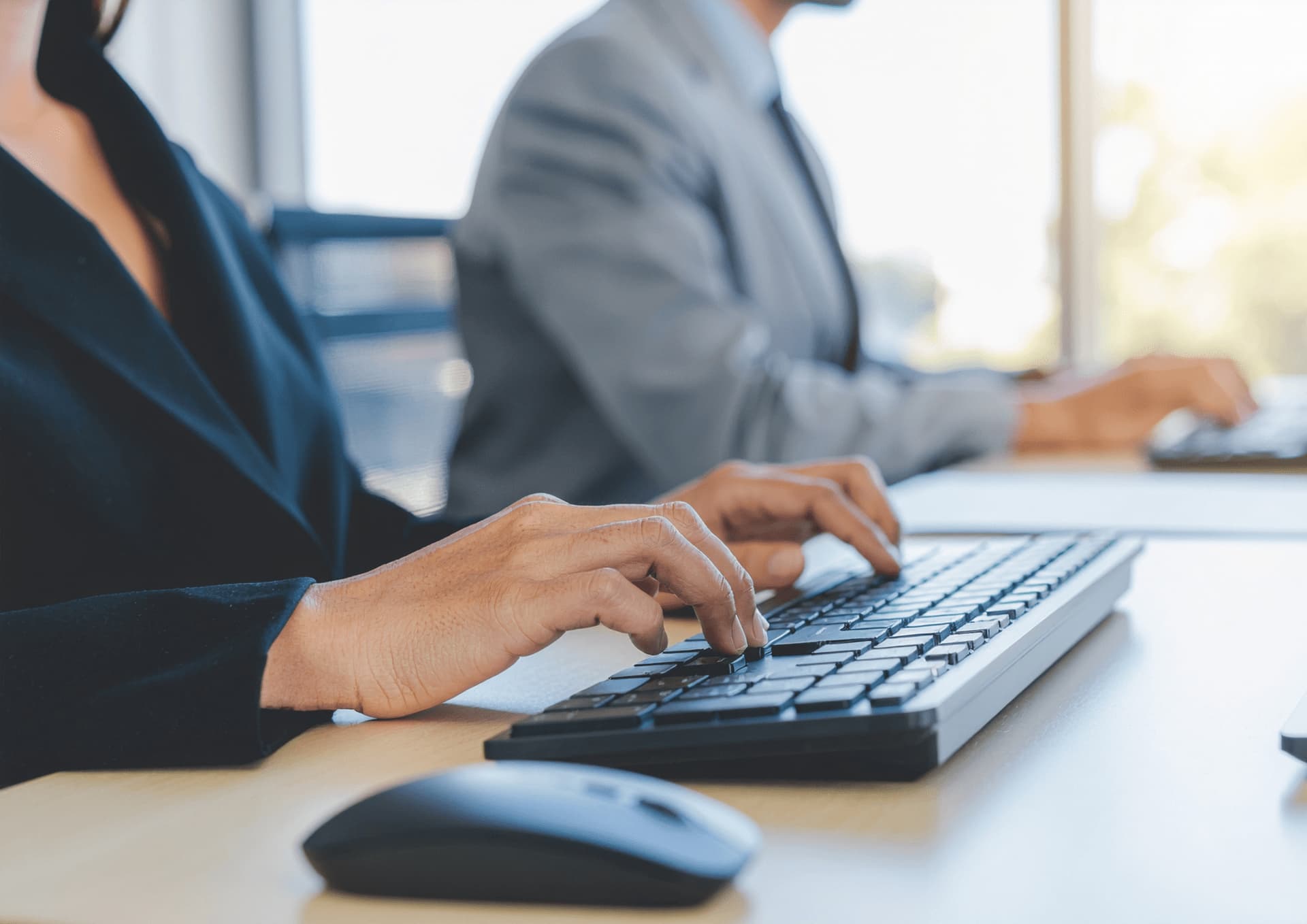 Consultor trabajando en detalle de implantación de servicios ERP