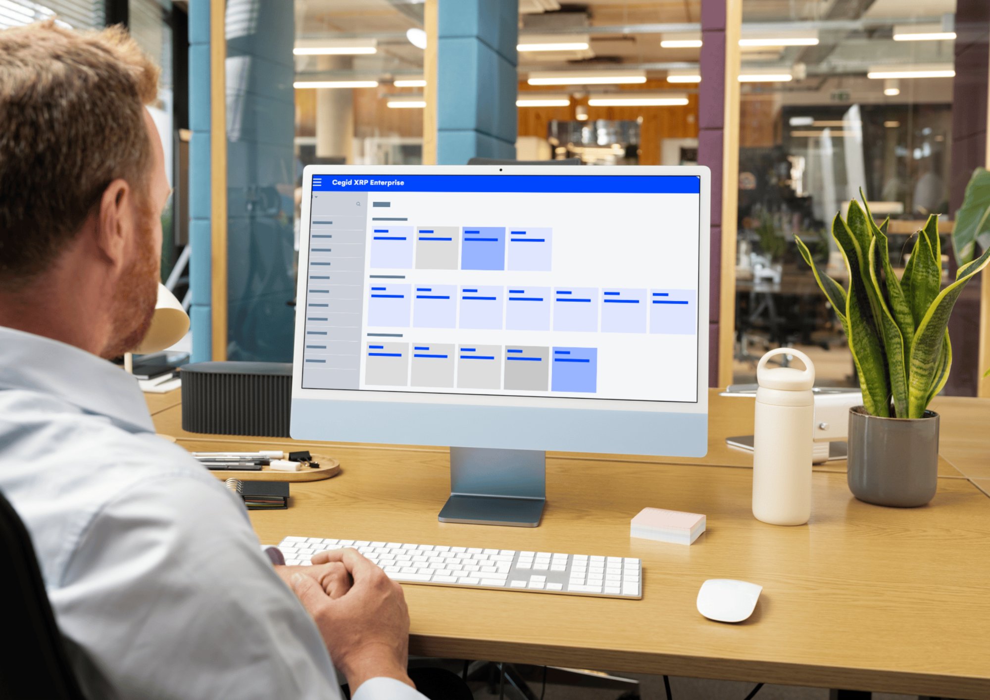 Interfaz de Cegid XRP Enterprise en monitor de oficina
