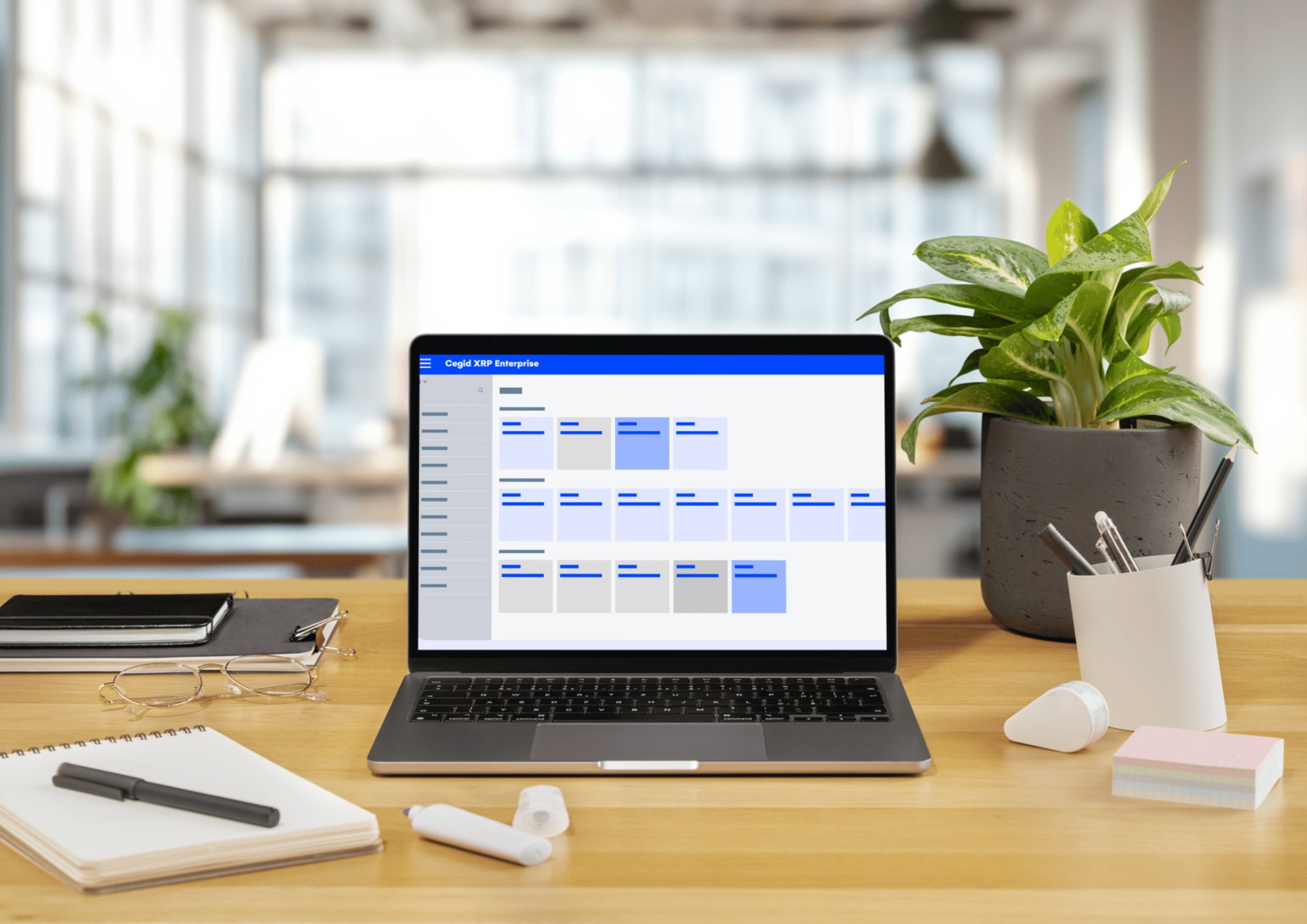 Portátil mostrando la interfaz de Cegid XRP Enterprise